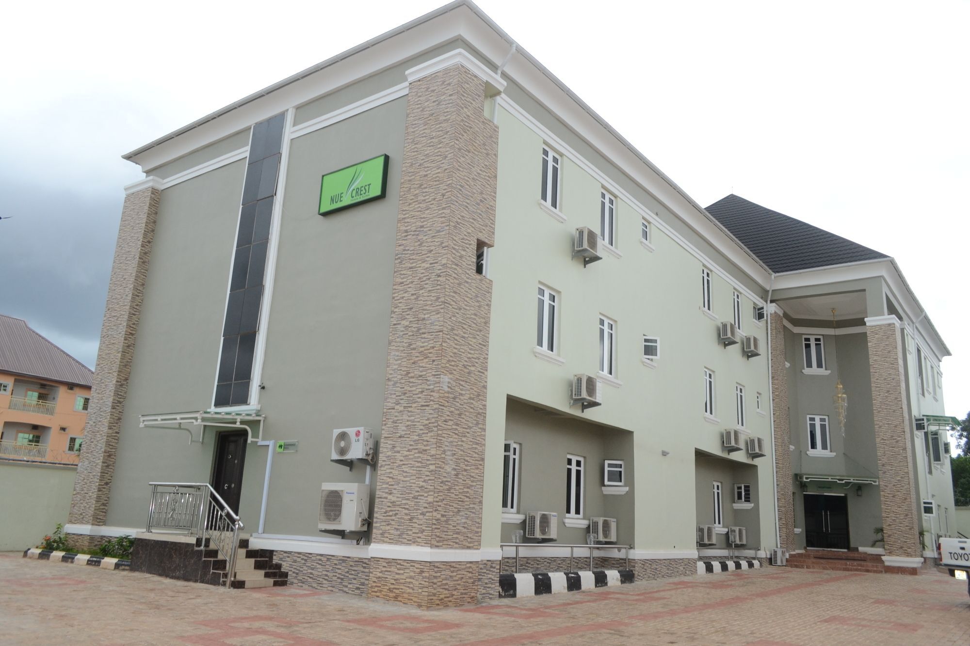 Nue-Crest Hotels & Suites إينوجو المظهر الخارجي الصورة